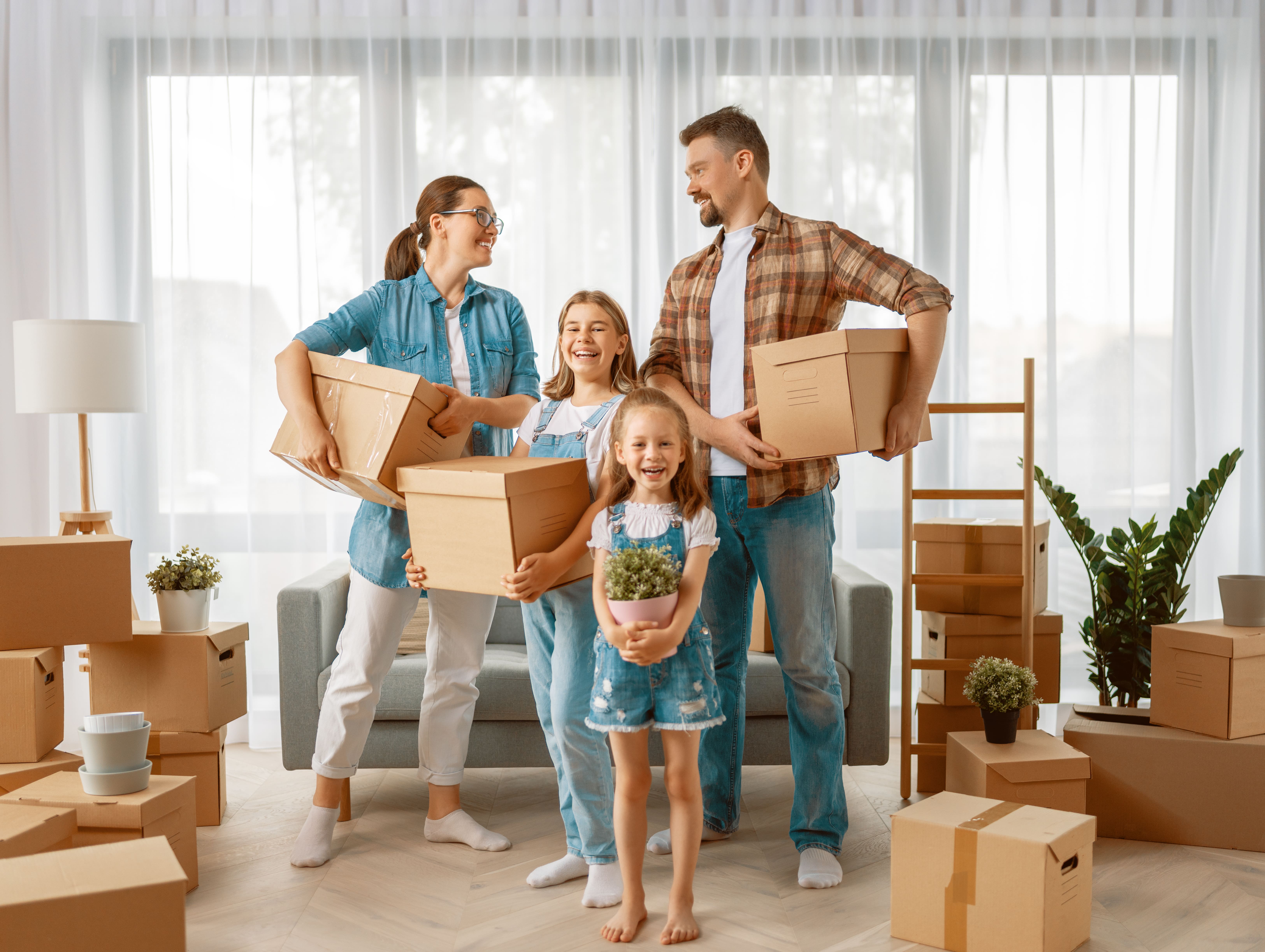 familia se muda a nuevo apartamento