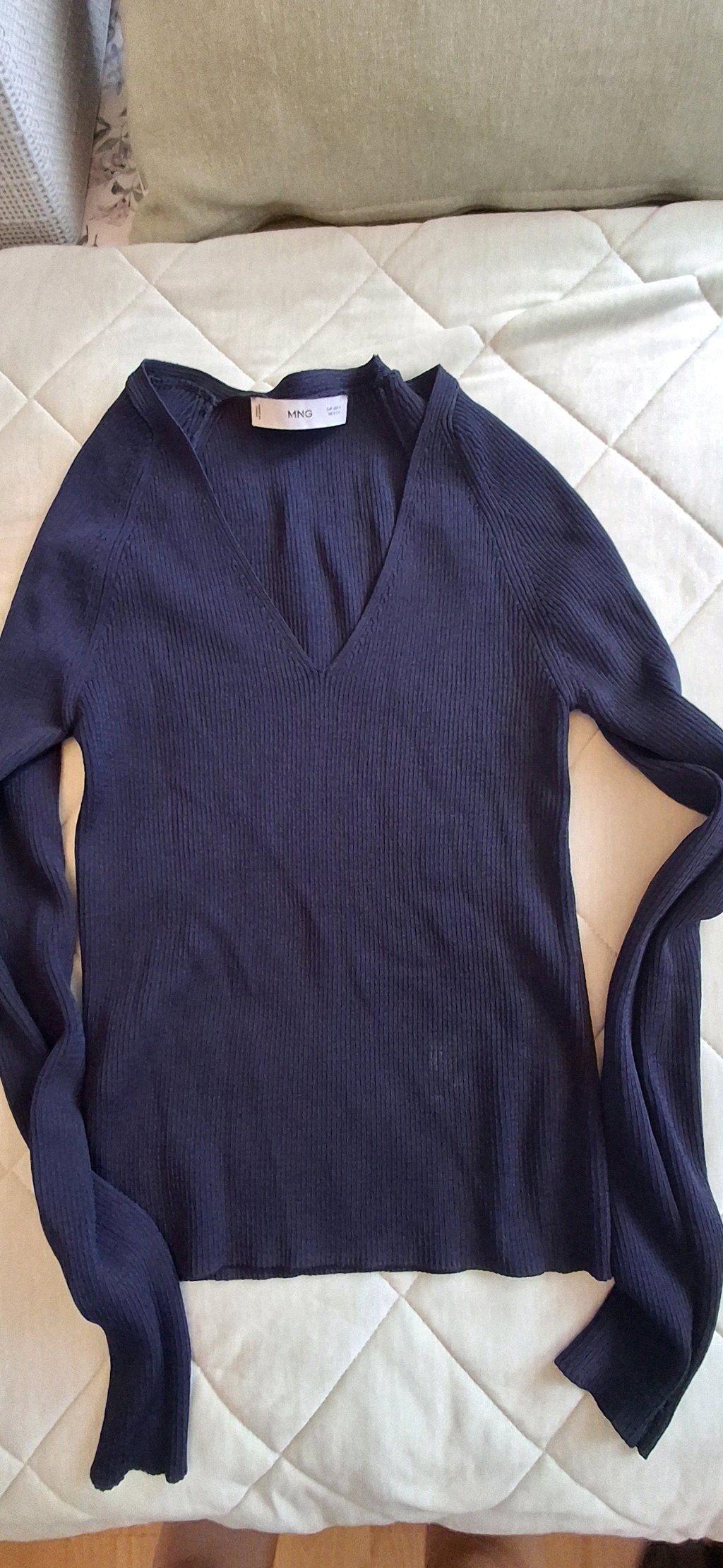 Sueter marca Mango