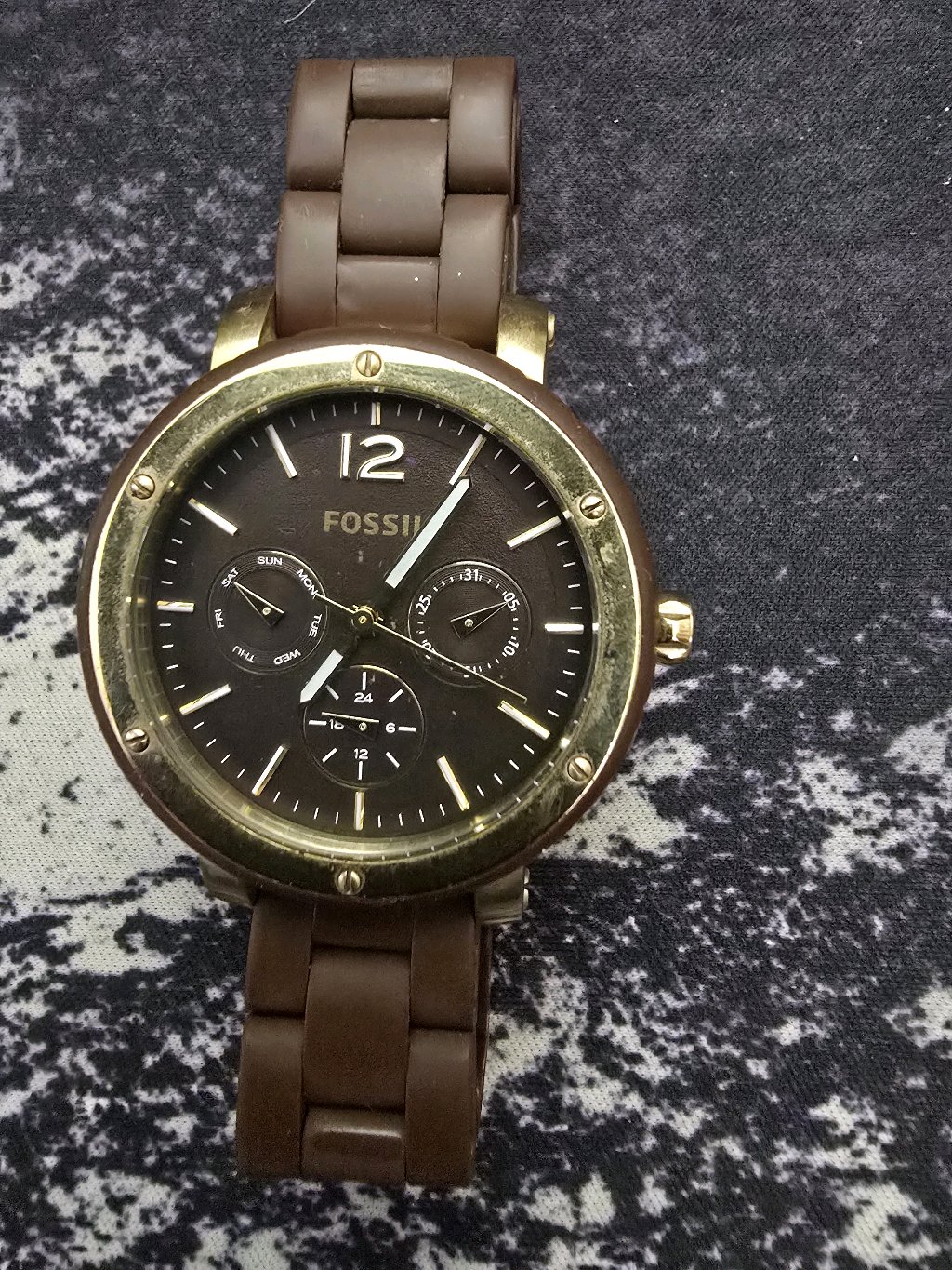 Reloj Fossil color café con enchape dorado