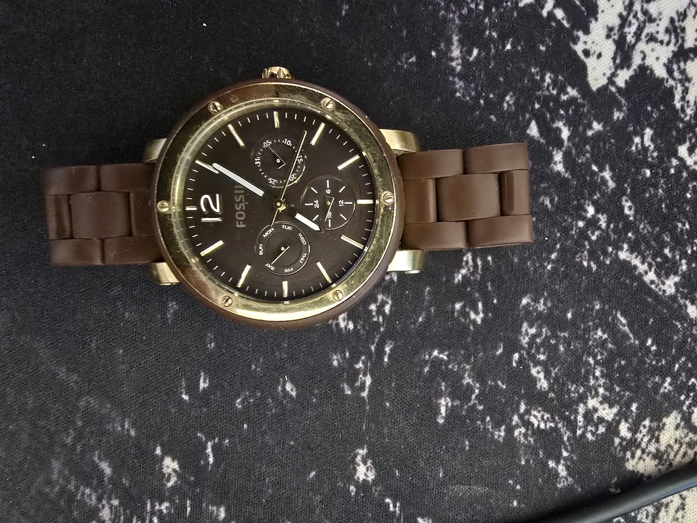 Reloj Fossil color café con enchape dorado