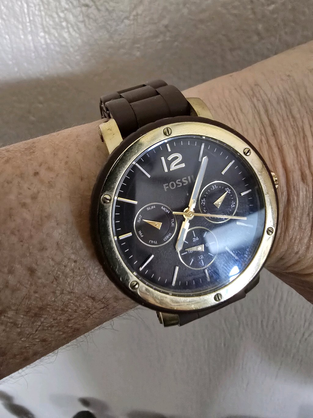 Reloj Fossil color café con enchape dorado