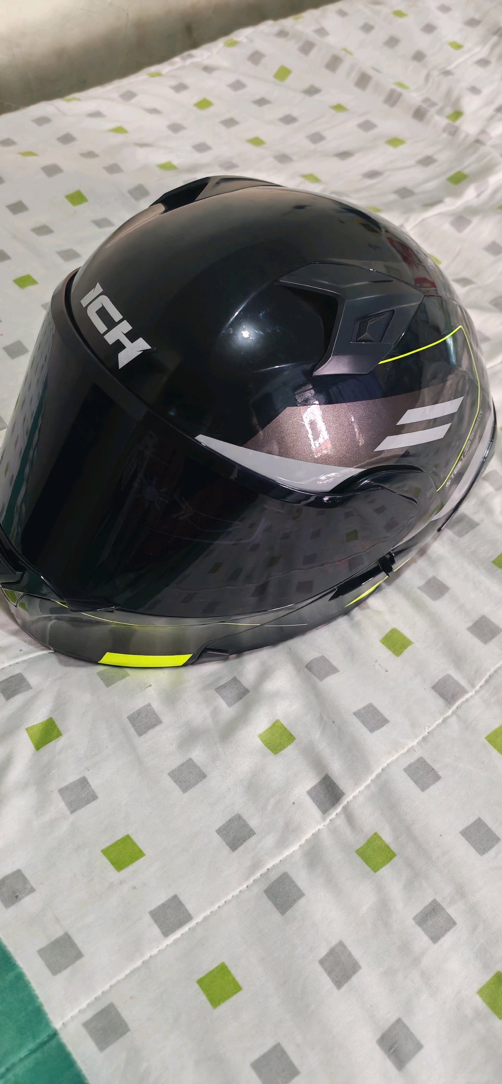 casco para moto y guantes 