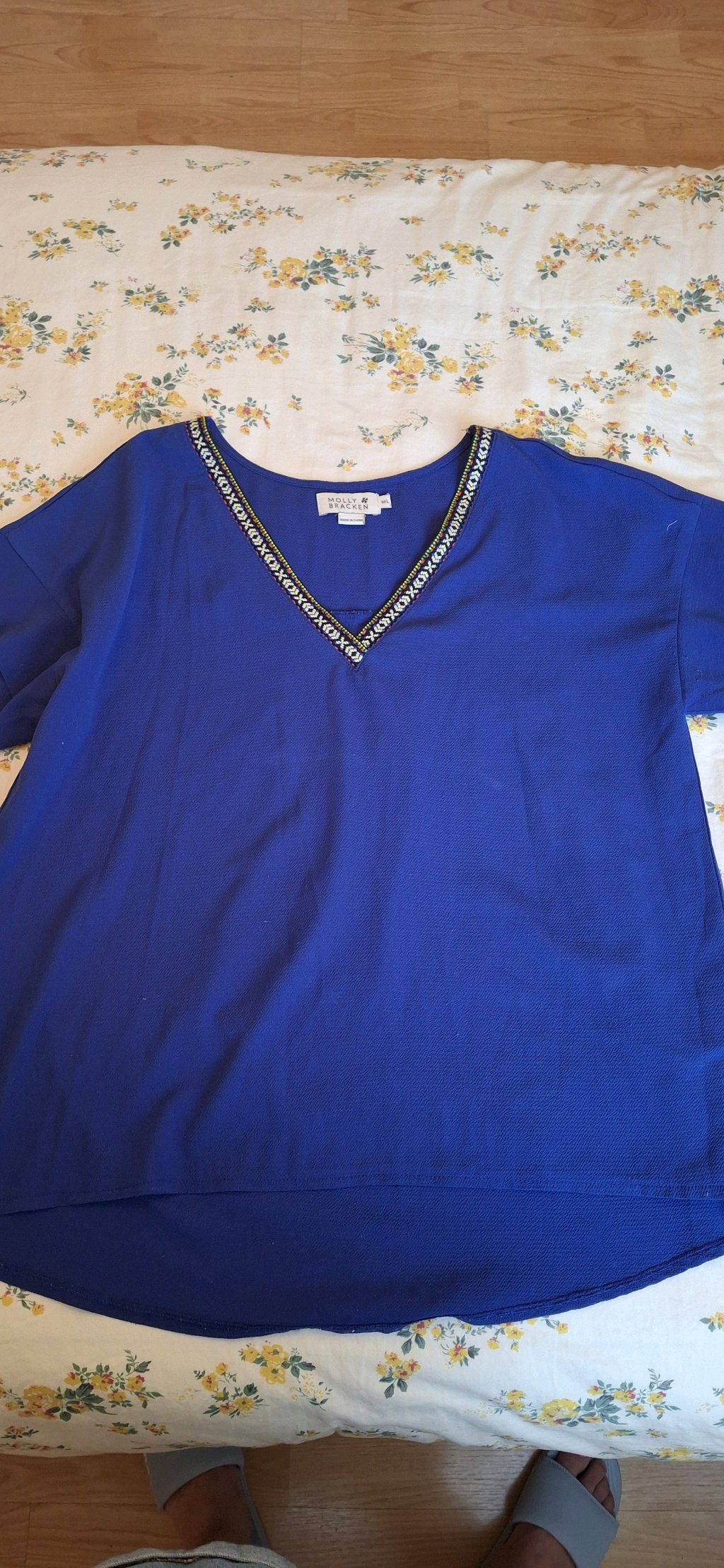 Camisa azul con detalle